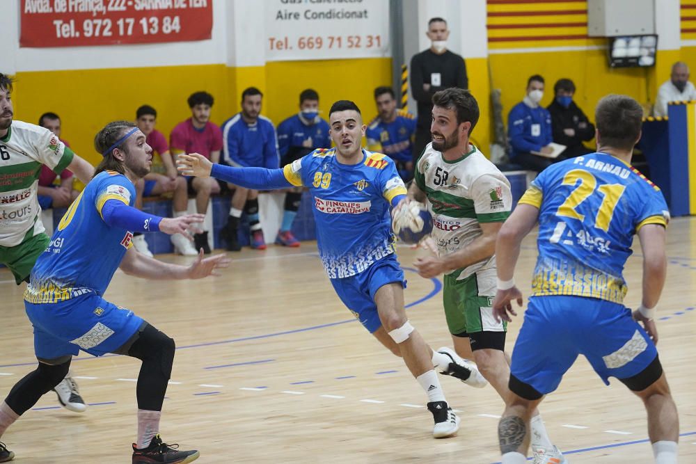 Empat en el derbi gironí d''handbol.