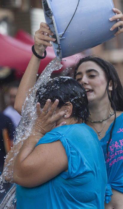 Una refrescante "poalá" para encarar el final de fiesta del Raval Roig