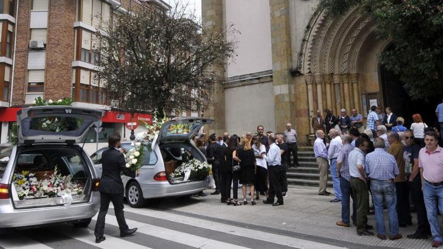 Los coches fúnebres a su llegada a la iglesia parroquial de La Felguera.