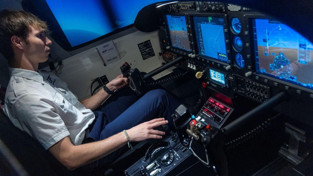 Un alumno en uno de los simuladores de vuelo de European Flyers.