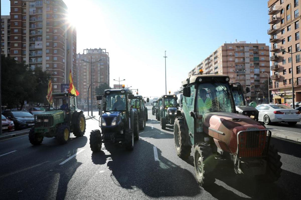 FOTOS: La tractorada de los agricultores toma Valencia