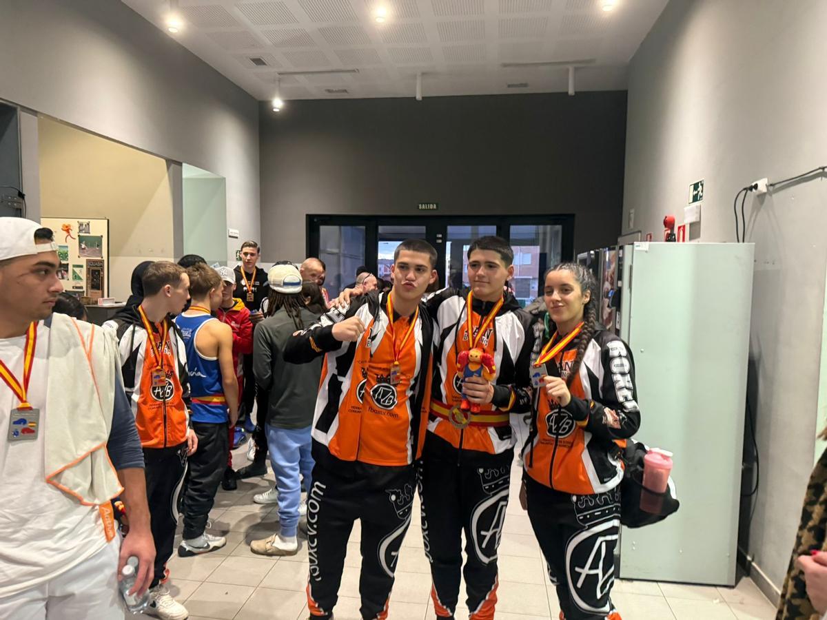 Pepe Calatayud, junto a otros boxeador, celebra la victoria conseguida en Palencia.