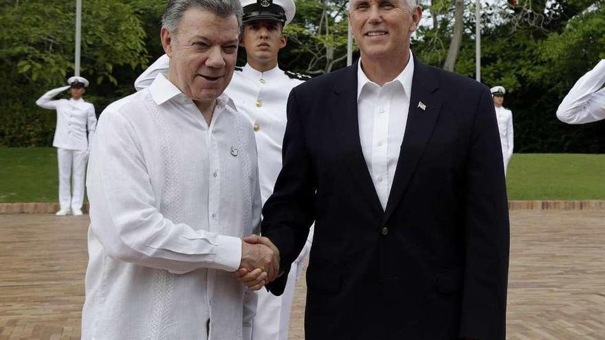 El presidente de Colombia, Juan Manuel Santos, recibió ayer al vicepresidente de EE UU Mike Pence. // Efe