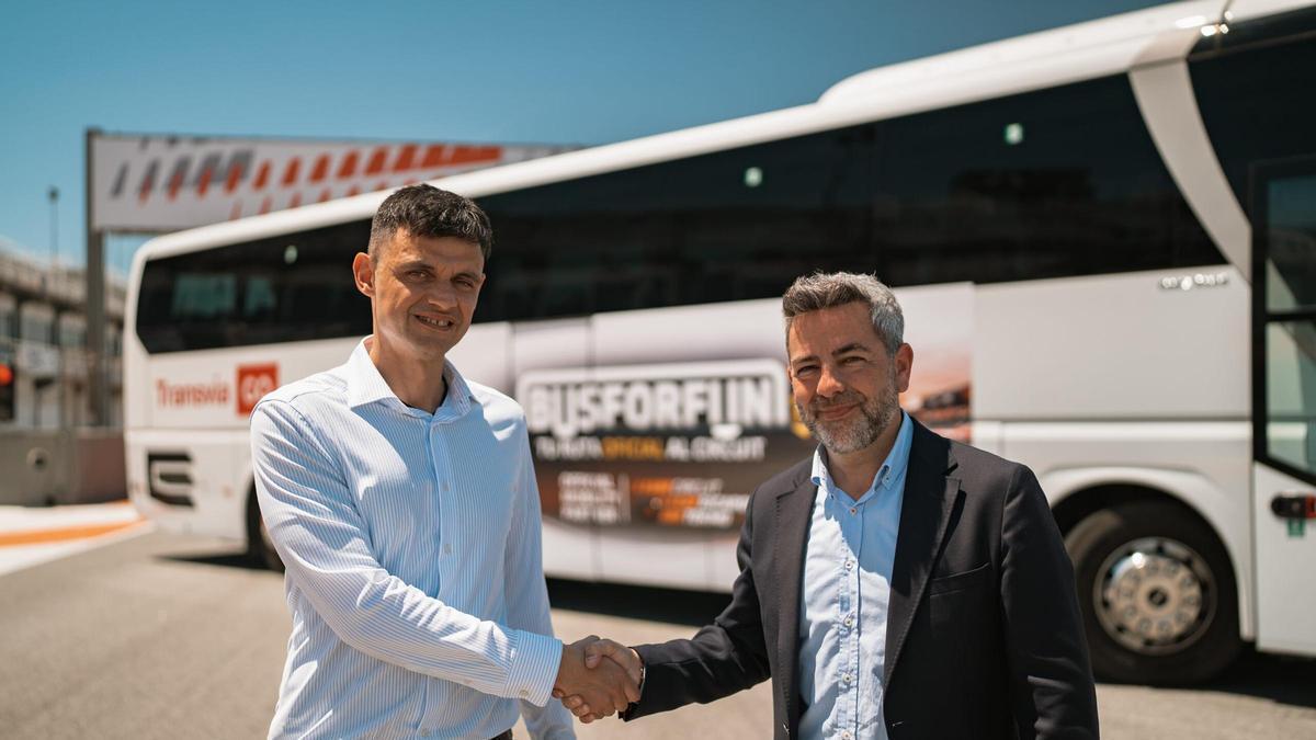 Nicolás Collado y Gabriele Capuzzo junto a uno de los autobuses de Bus For Fun