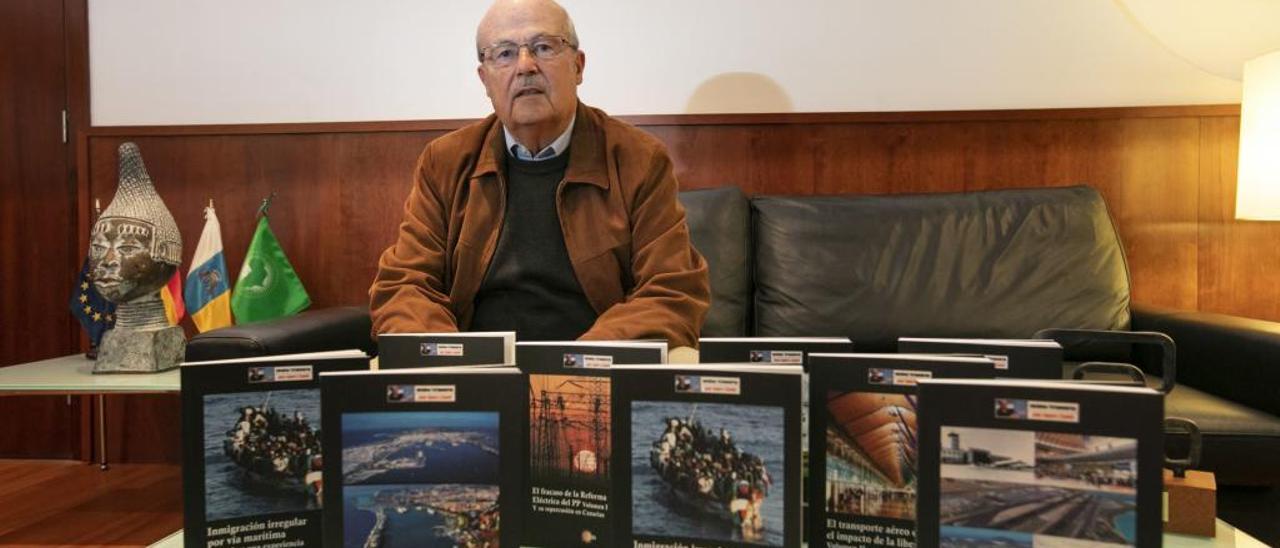 José Segura en su despacho de Casa África con los libros que ha publicado.