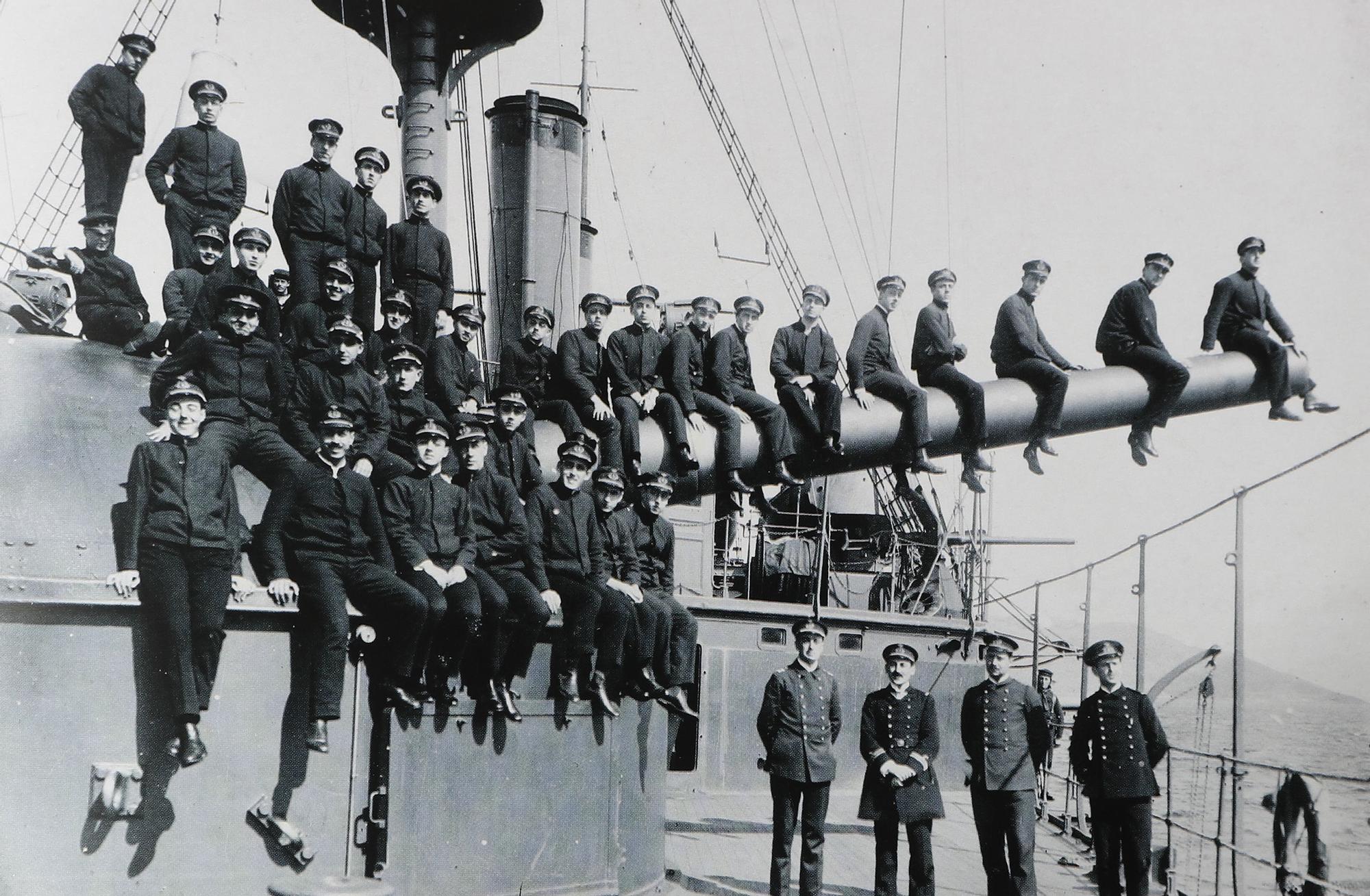 Una travesía fotográfica al pasado de la Marina española de casi cien años de navegación