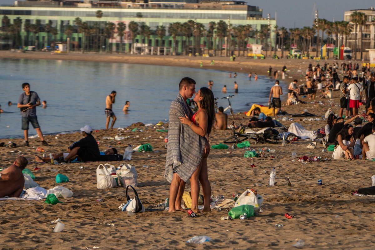 Limpieza de las playas de Barcelona tras la verbena de Sant Joan 2025
