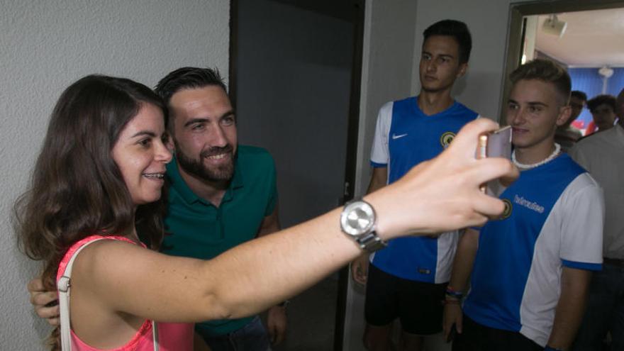 Una aficionada se fotografia con Falcón antes de su presentación