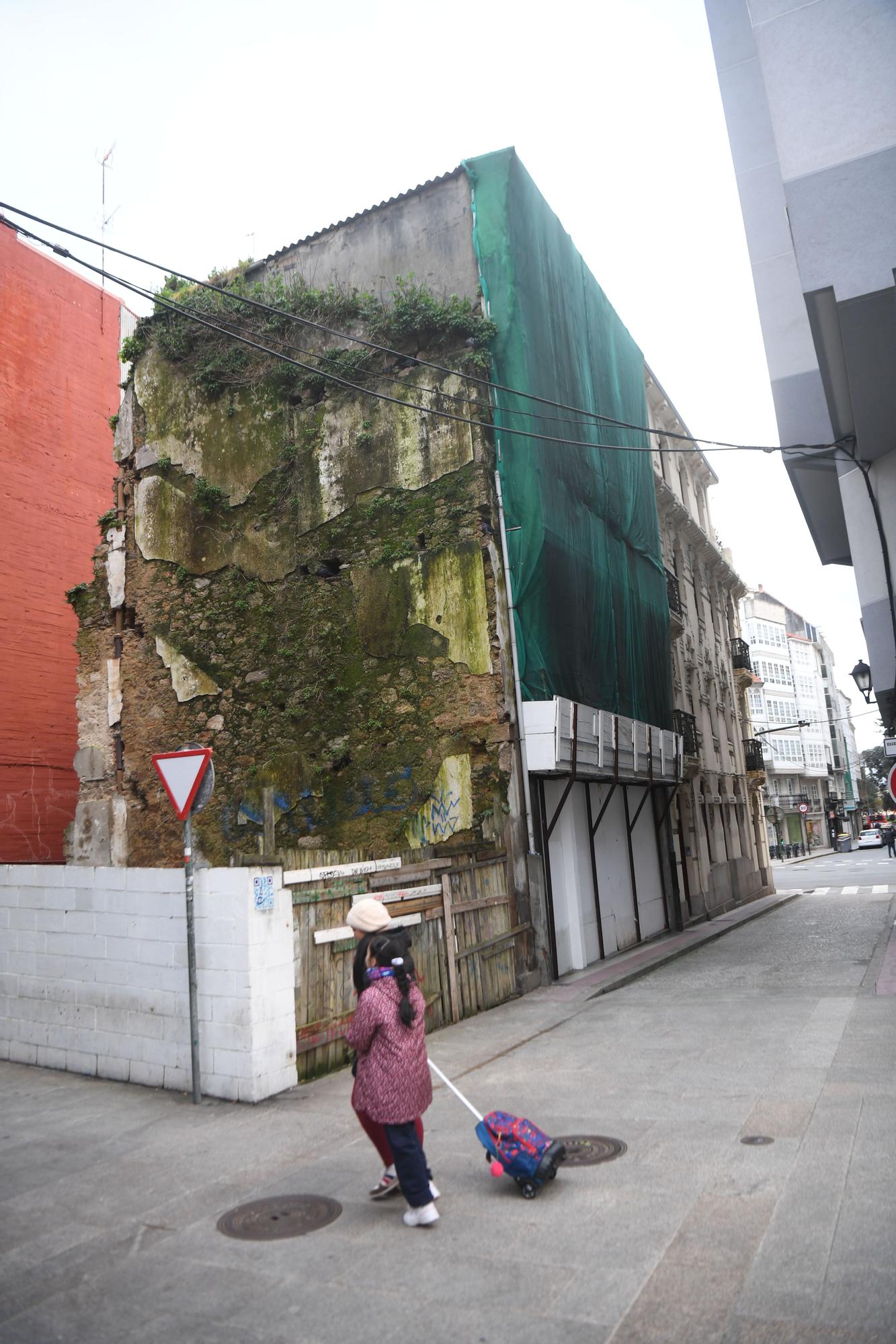 El Ayuntamiento de A Coruña forzará la subasta de ocho inmuebles en ruinas para garantizar su rehabilitación