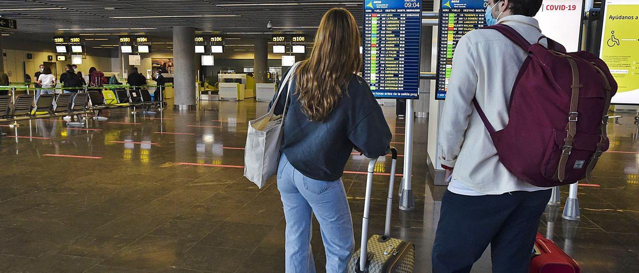 Una pareja en el Aeropuerto de Gran Canaria.