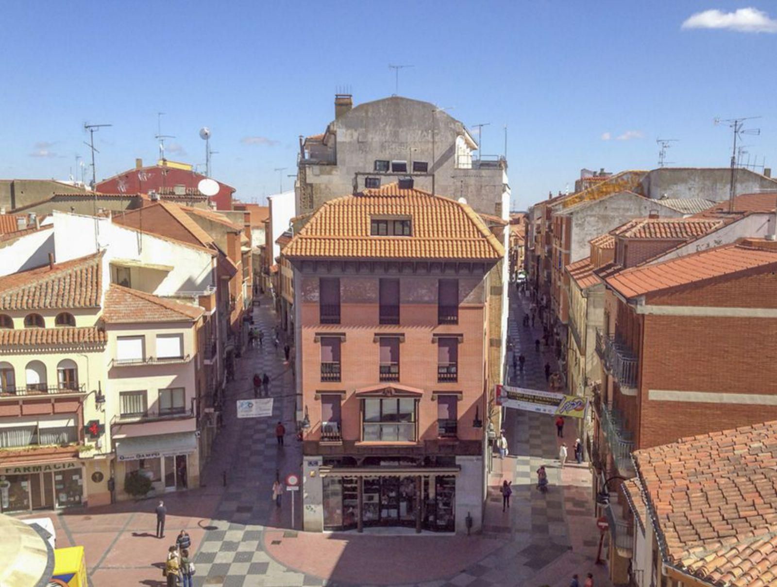 El denominado Edificio Torío, el más alto, entre la Rúa y Herreros.
