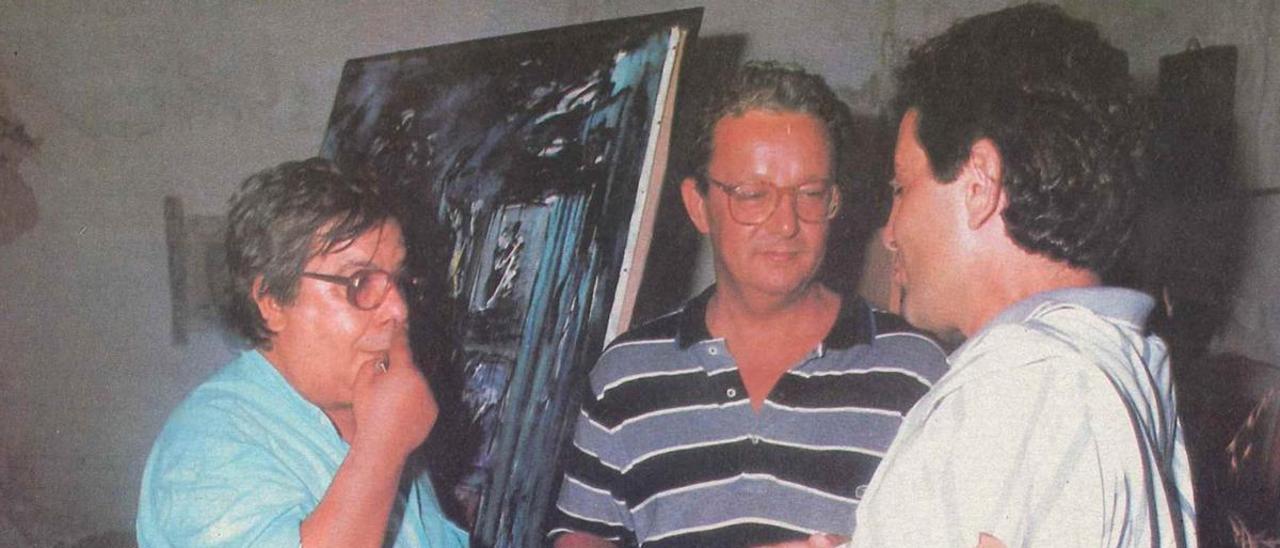 Txiki Benegas (en el centro), a punto de adquirir un Calbet. A la izquierda, el gran artista ibicenco.