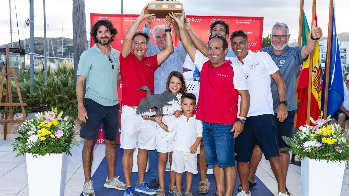 La tripulacióin del Silver Fox con el Cormorán y el trofeo que le acreditada como triple ganador de la regata