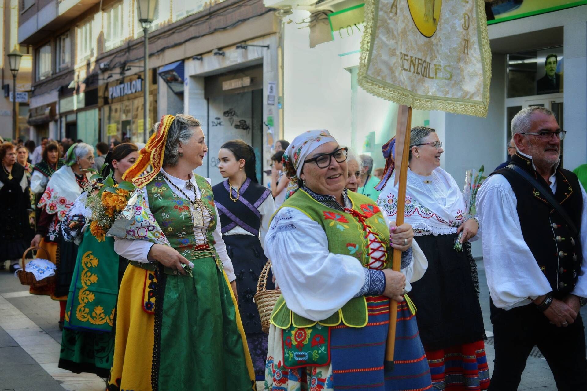 Desfile de indumentaria tradicional y misa en la Catedral para celebrar las fiestas de San Pedero.