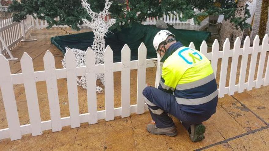 Destrozan el árbol de Navidad de la plaza del Ayuntamiento de Oviedo