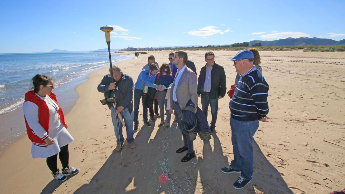 Acto de amojonamiento de términos en la playa de l'Auir de Xeraco, en noviembre de 2018