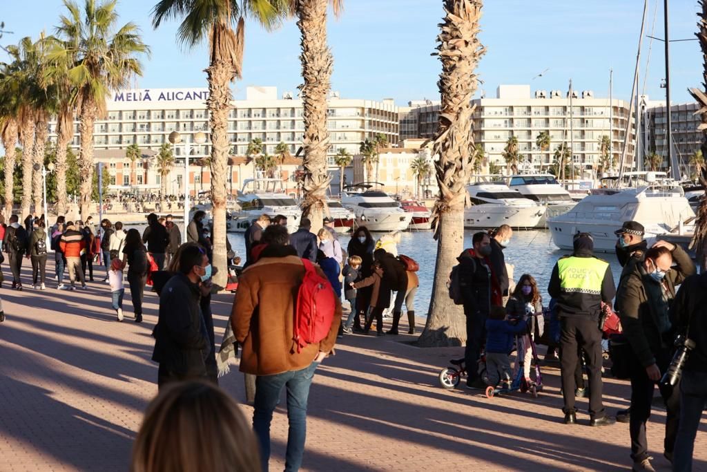 Gran expectación en Alicante para ver a los Reyes Magos