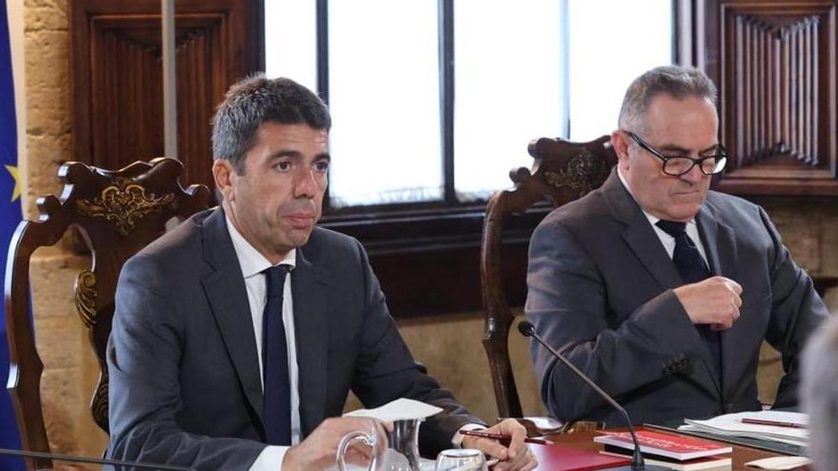 Mazón preside el pleno del nuevo Consell escoltado por Susana Camarero y Francisco José Gan Pampols