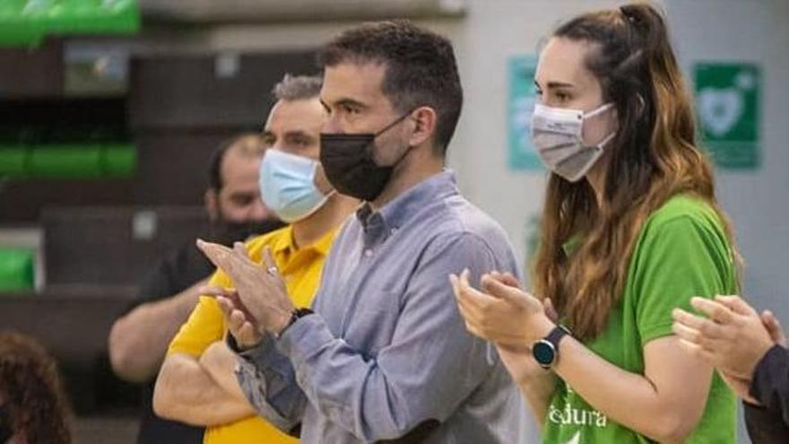 Celia Romero, junto al entrenador del Al-Qázeres, Jesús Sánchez.