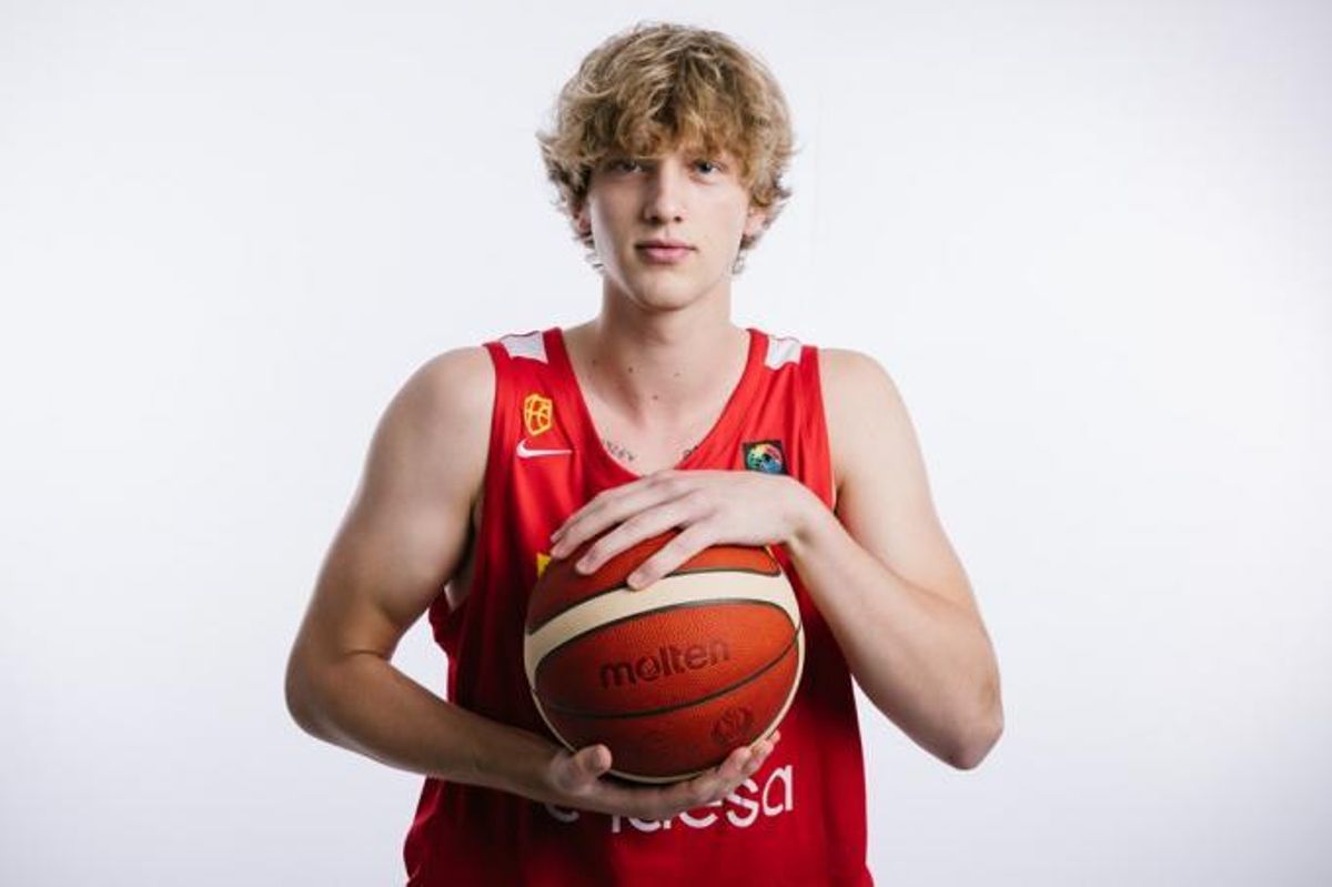 Luis García, en una imagen con la selección española U19.