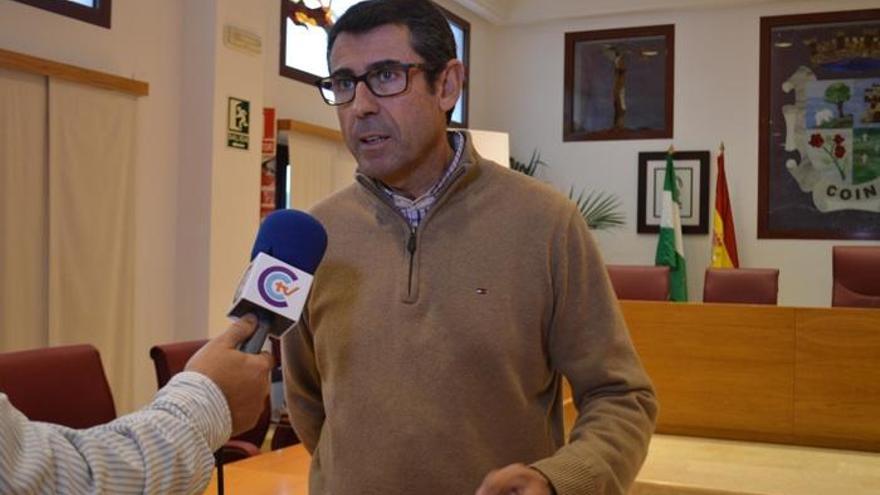 El alcalde de Coín, Fernando Fernández Tapias, está coordinando las tareas de asistencia a los damnificados.