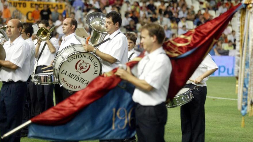 Bandas de música en el césped de Mestalla.