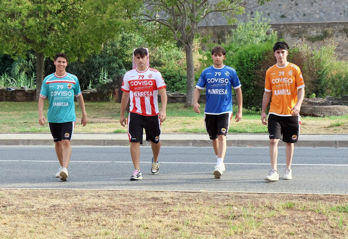 Els quatre jugadors del primer equip, amb les quatre noves equipacions