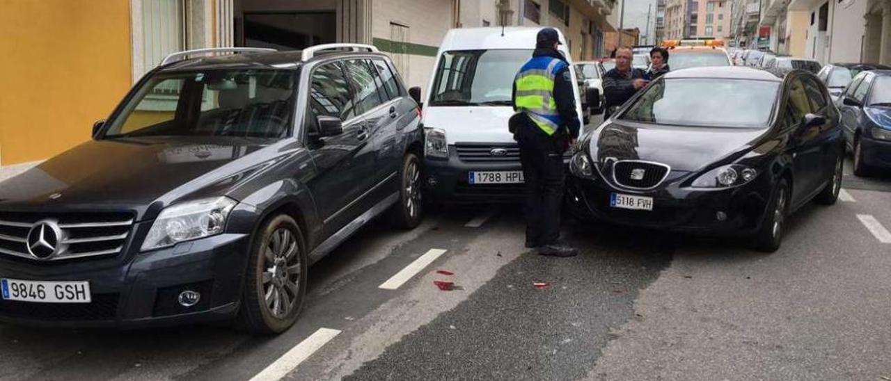 Triple colisión en la Rúa Calzada, sin heridos  |  Miembros de Emerxencias Lalín y Policía Local de Lalín asistieron ayer a los implicados en una triple colisión en la Rúa Calzada de la localidad, que se saldó sin heridos y con daños materiales en los vehículos. El accidente tuvo lugar a las 13.15 horas cuando chocaron una furgoneta Ford con las placas 1788HPL con un Seat matriculado 5118FVH, colisionando la primera también con un Mercedes con la matricula 9846GSH, que se encontraba delante de ella. El suceso provocó que el Seat desprendiera una mancha de aceite y daños de chapa en los tres vehículos afectados.