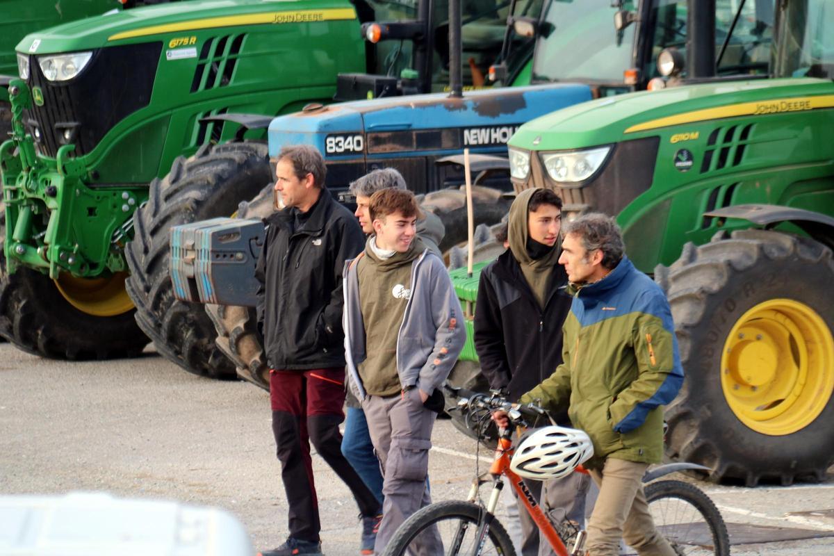 Agricultores concentrados en Manresa, antes de iniciar el corte de carreteras