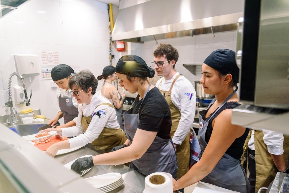 Los participantes aprenden en la cocina.