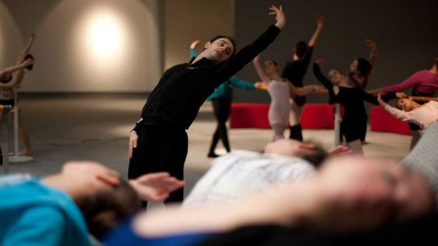 Rafaelle Morra, bailarín italiano de «Les Ballets Trockadero», ayer, durante una clase con estudiantes asturianas.