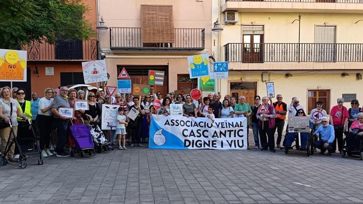 Participantes del paseo-protesta que el pasado viernes reivindicó la pacificación del tráfico en el casco antiguo de Xàtiva.