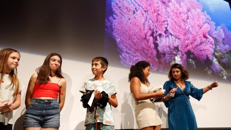  Alumnos reciben los premios por grupos que habían conseguido tras jugar al cuestionario.