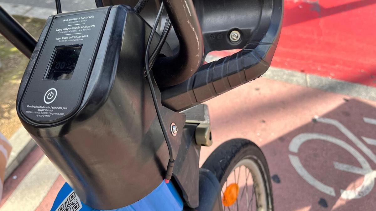 Vuelven a aparecer bicicletas de BiciCoruña con un cable cortado por un bulo de Whatsapp