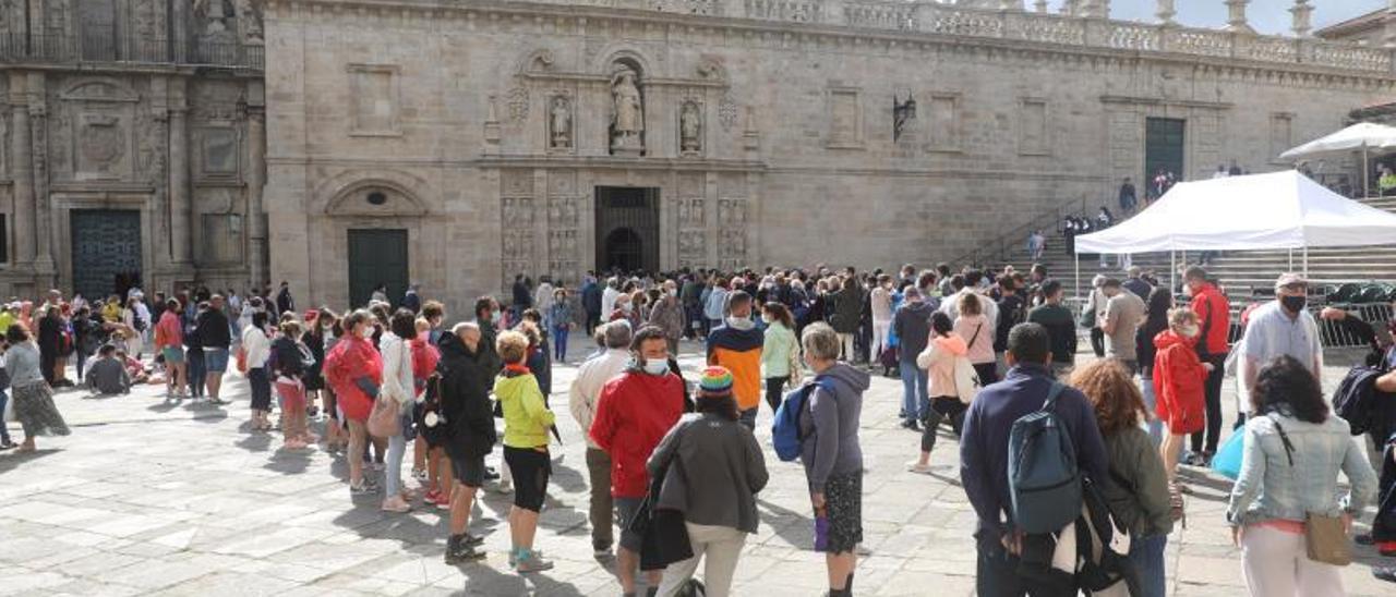 Cola serpeante para entrar por la Porta Santa en la Catedral.  | // XOÁN A.