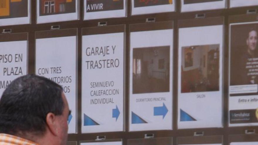 Un hombre observa las ofertas de una inmobiliaria de la ciudad.