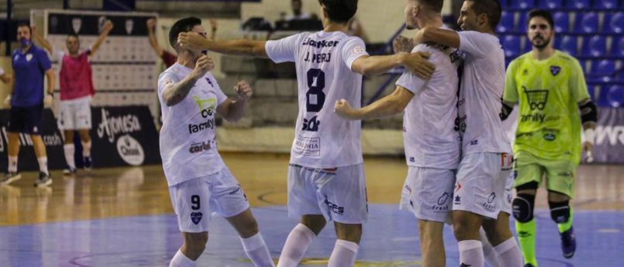 Los jugadores del Alzira FS abrazan a Cristian tras anotar un gol, el pasado sábado. | PAULA CLIMENT