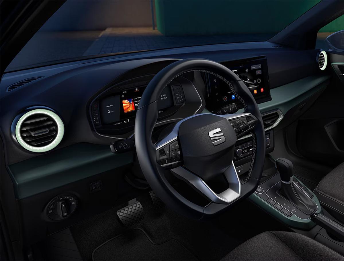 El Seat Arona cuenta con una pantalla digital de 10,25 pulgadas que ofrece los datos necesarios en la conducción, un climatizador bizona, un cargador inalámbrico y el asistente de aparcamiento. El Seat Arona cuenta con una pantalla digital de 10,25 pulgadas que ofrece los datos necesarios en la conducción, un climatizador bizona, un cargador inalámbrico y el asistente de aparcamiento.