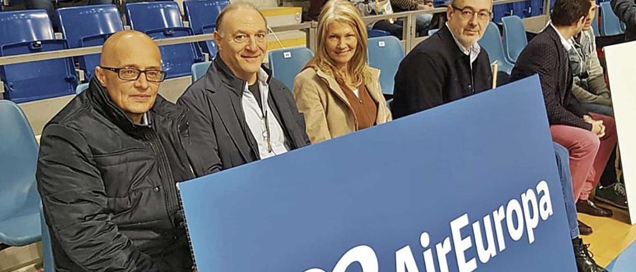 Andy KÃ¶hlberg, ayer en el Palau, junto a su mujer, el subdirector general de Air Europa Richard Clark y Boscana.