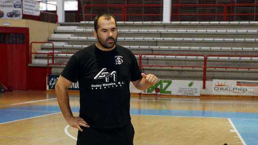 Abel Estévez, durante un entrenamiento del Porriño. // Marta G.Brea