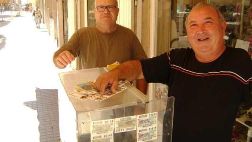 Un vendedor del cupón de la plaza de la Constitución reparte un premio de 350.000 euros