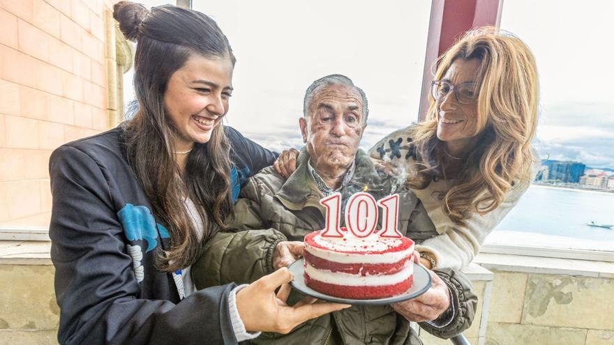 El abonado número uno del Sporting se queda sin regalo en Butarque por su 101º cumpleaños