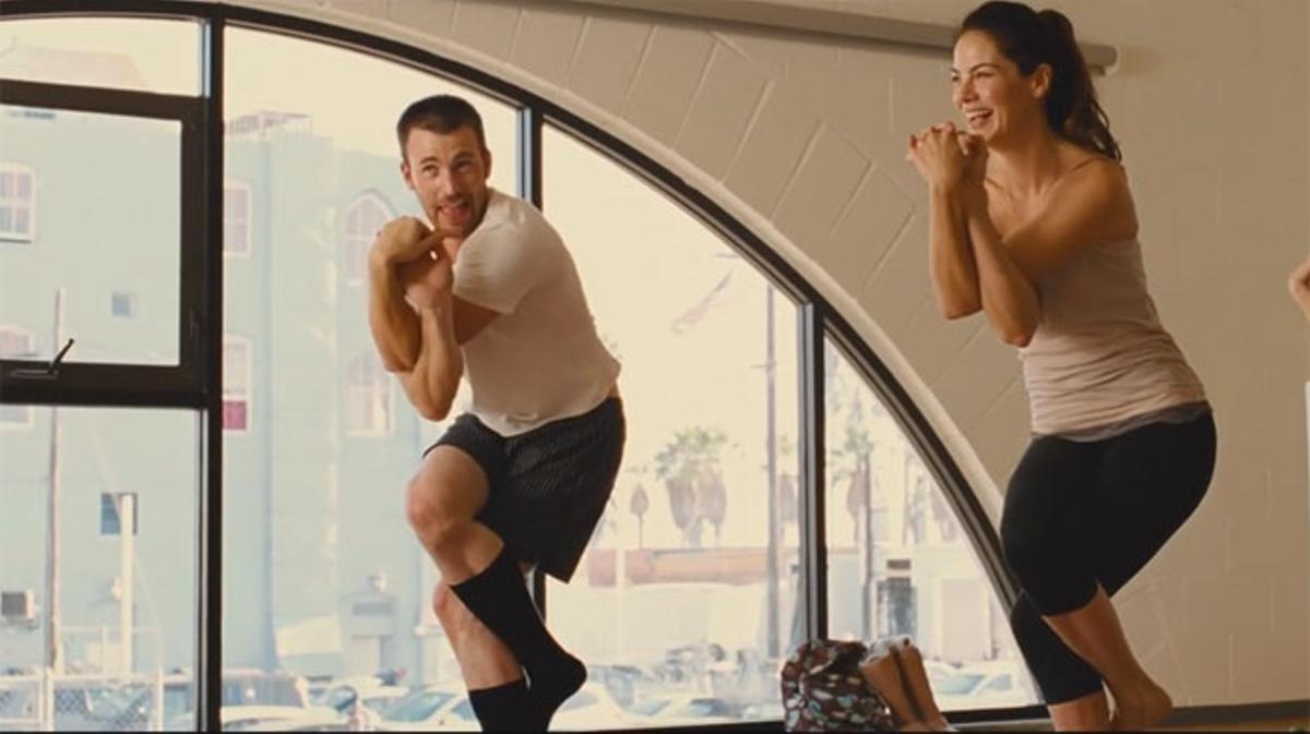 Chris Evans fracasa estrepitosamente al yoga en el videoclip ’Playing it cool’ (Jugar relajados).