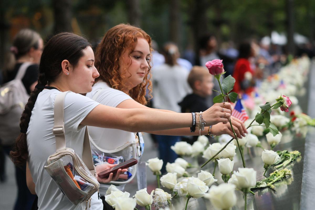Personas permanecen ante el Memorial