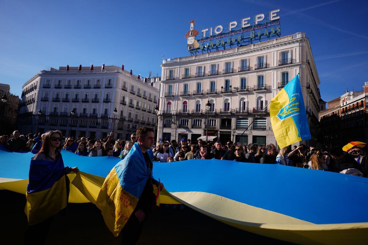 Cientos de personas participan en una manifestación en apoyo a Ucrania, este domingo desde la Puerta del Sol hasta la Plaza de Cibeles en Madrid. EFE/ Borja Sánchez-Trillo