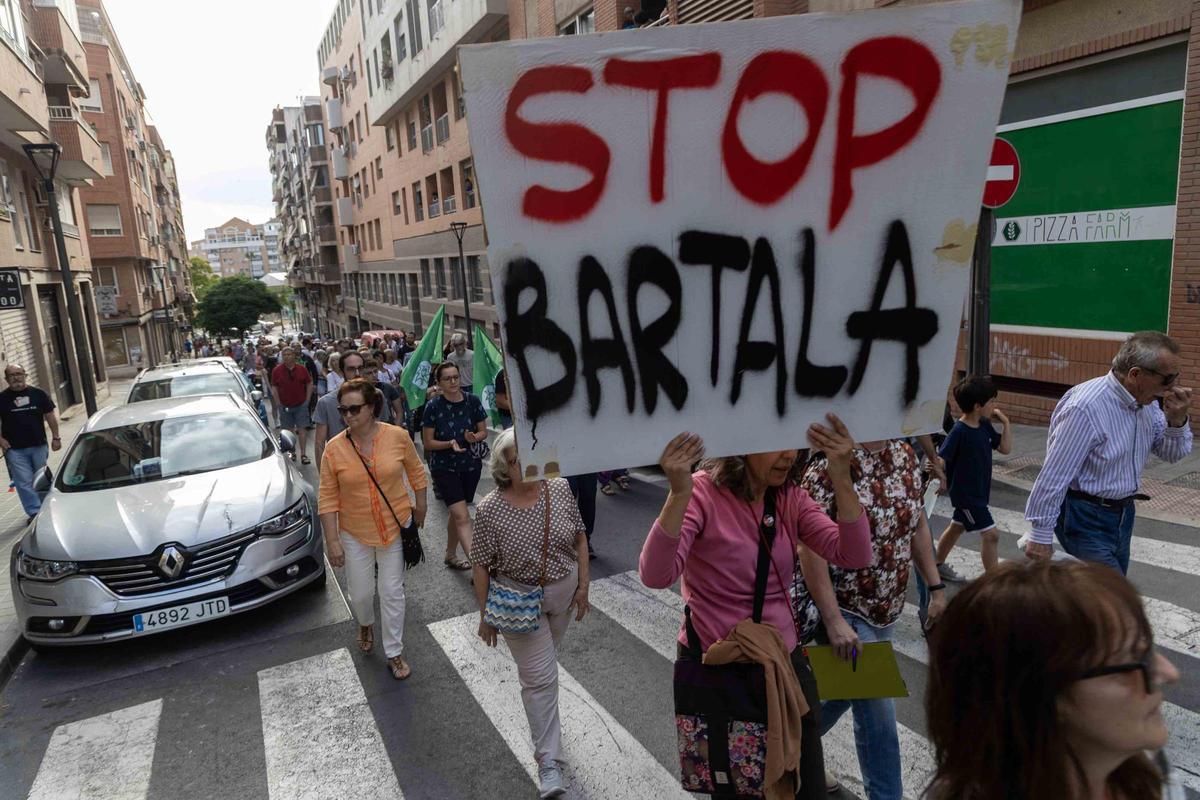 Los vecinos de San Blas claman de nuevo por la tala de árboles en el barrio