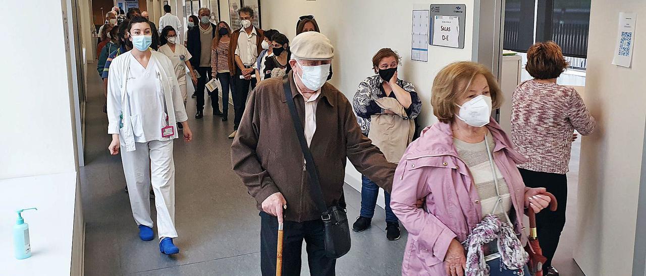 Personas esperan su turno para ser vacunadas ayer en el Hospital Álvaro Cunqueiro.