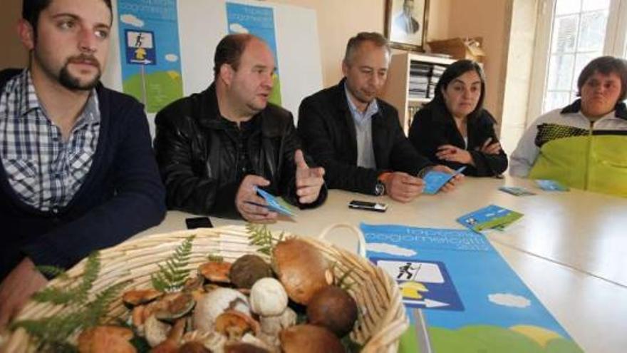 Da Torre y Constenla -en el centro- junto a algunos hosteleros participantes, ayer.  // Bernabé/Gutier