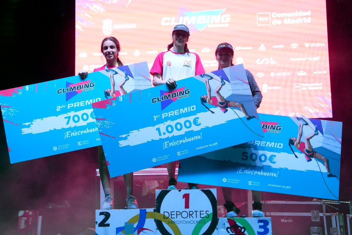 Iziar MArtínez (Castilla y León), Geila Macià (Cataluña) y Júlia Benach (Cataluña) con sus premios Climbing Madrid.