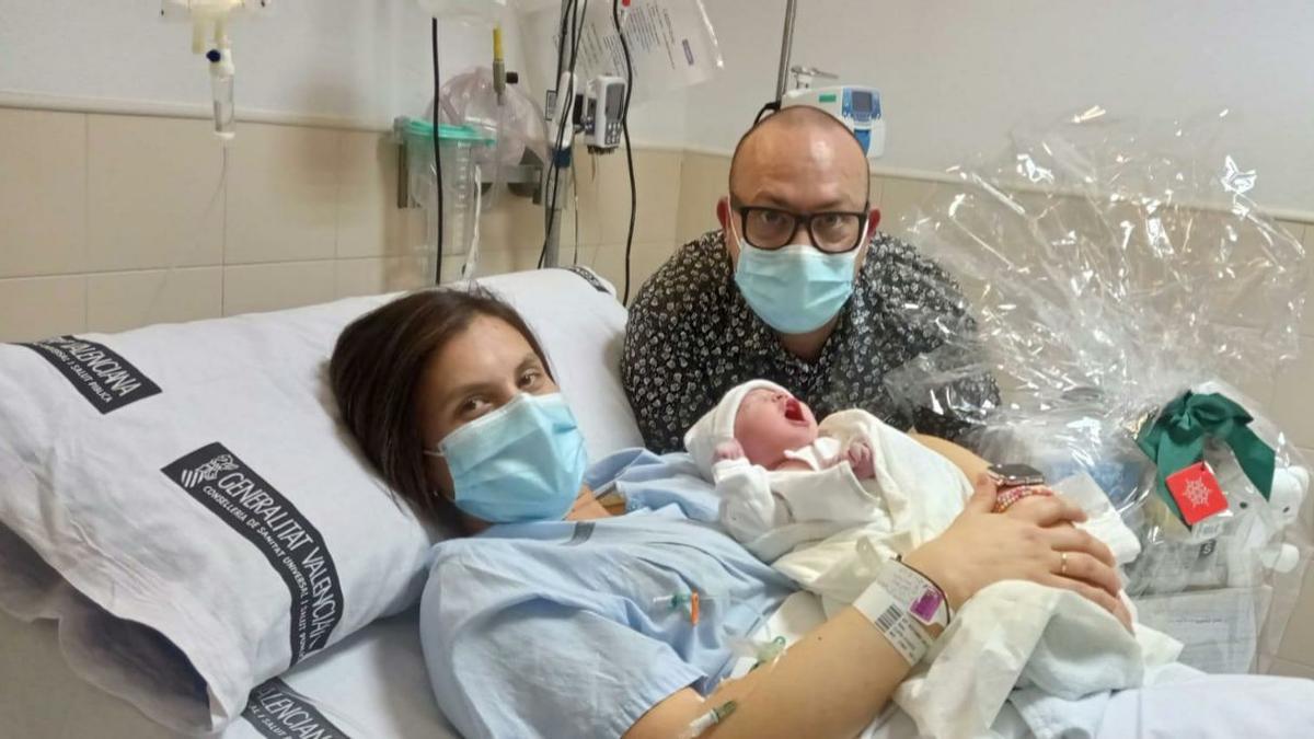 Ainhoa Santana con sus padres